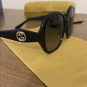 Gucci | Accessories | Gucci Black Oversized Sunglasses  display picture 1